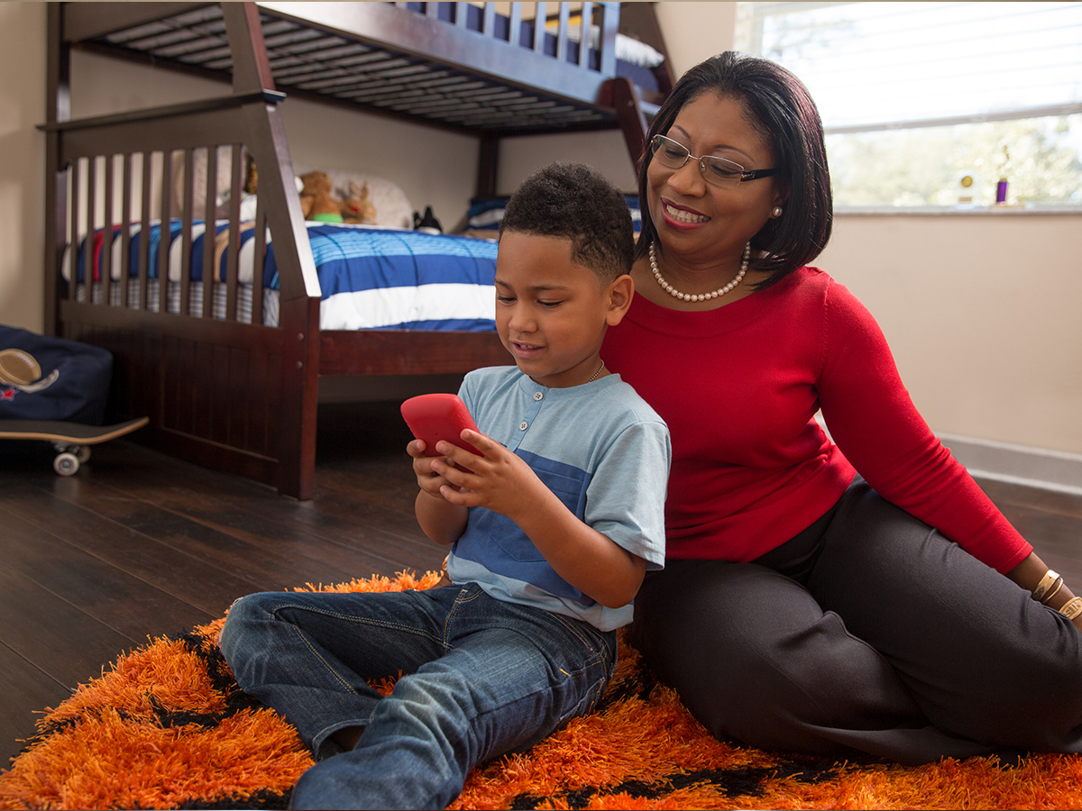 Omnipod - Podder, Nathaniel - mother and child sitting in bedroom looking at PDM together