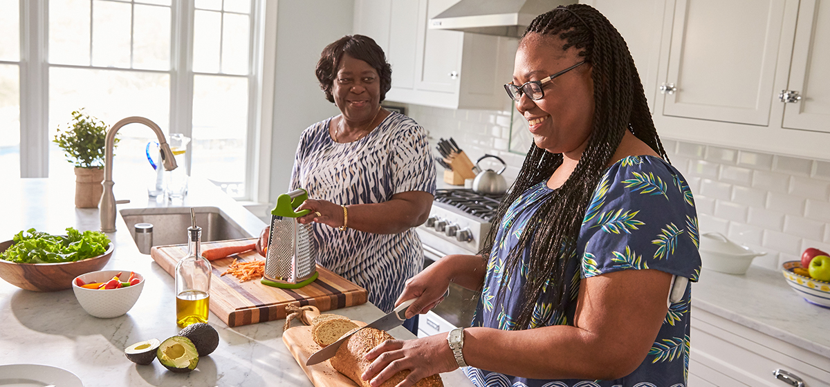 Omnipod - Resource Guides - women in kitchen preparing food