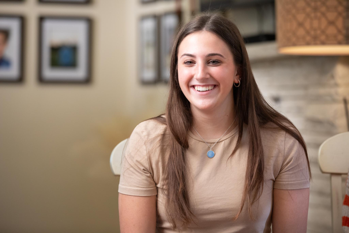 Podder Ana Krueger smiles while giving her testimonial about Omnipod 5