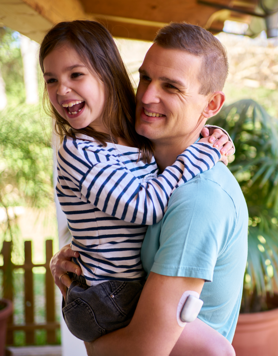 Omnipod Podder David holding his daughter up and both are smiling