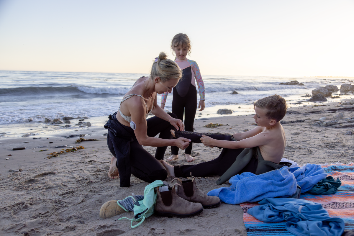 Omnipod 5 Podder Dr. Ashley Thorsell, MD at the beach with her two kids