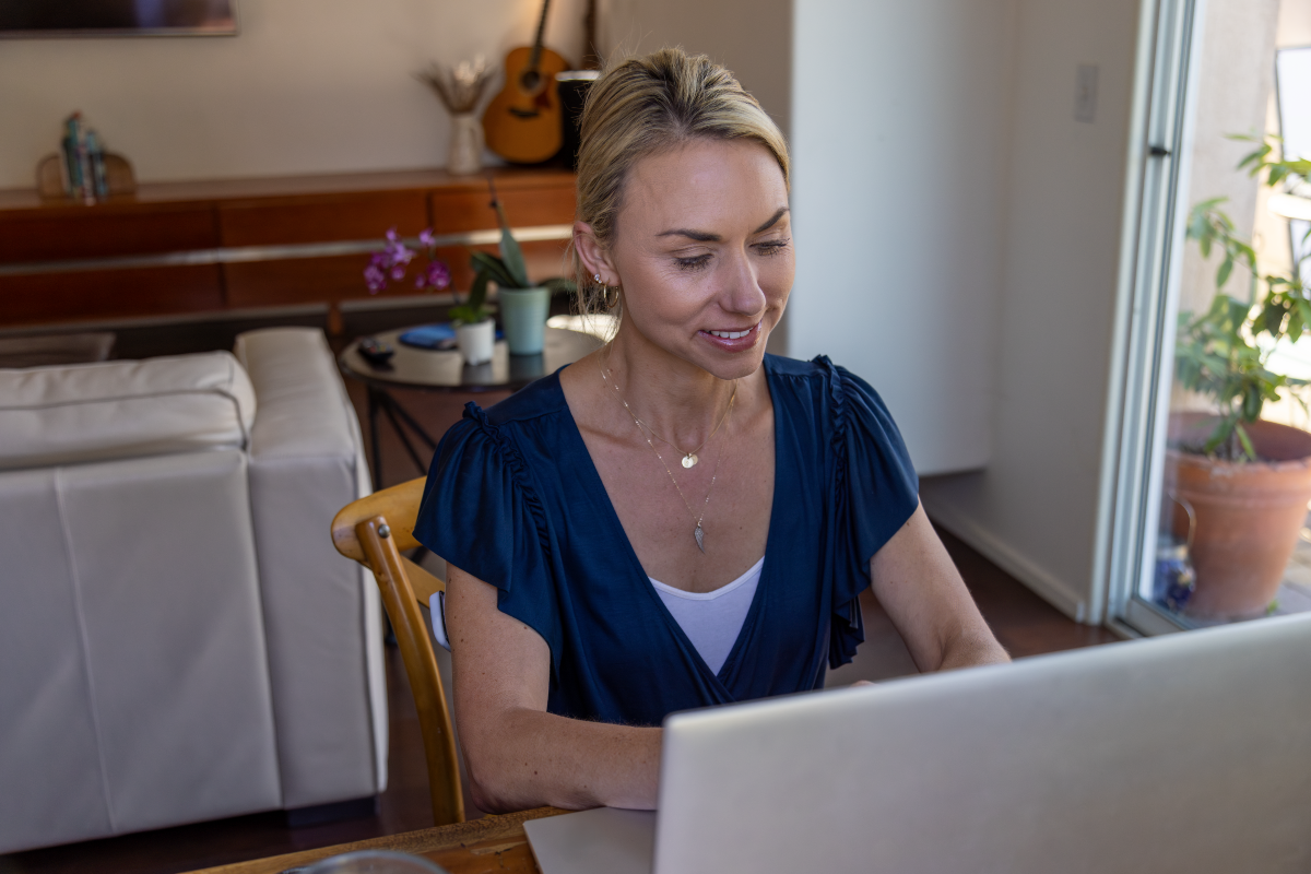 Omnipod 5 Podder Dr. Ashley Thorsell, MD typing in laptop at home