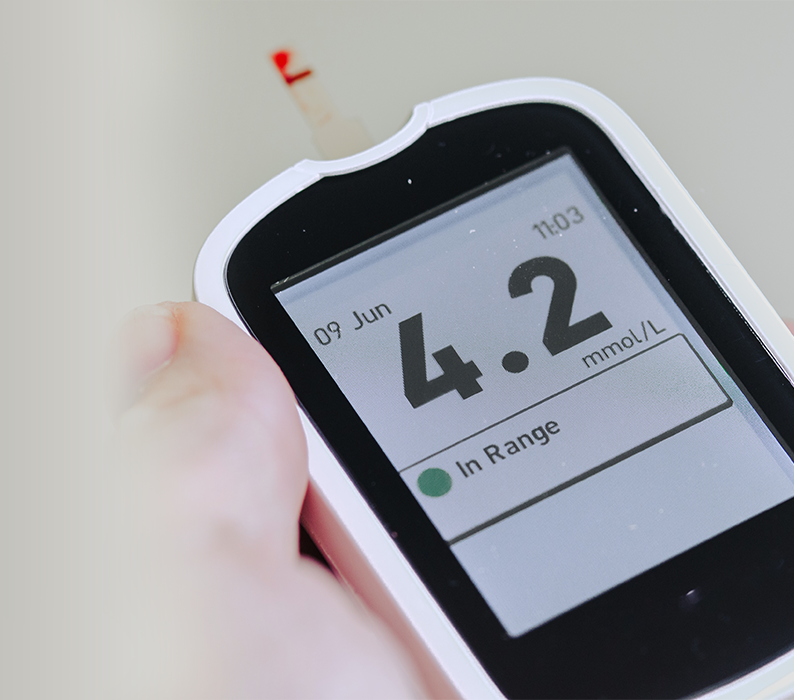 Glucose meter with the numbers "4.2" on the screen