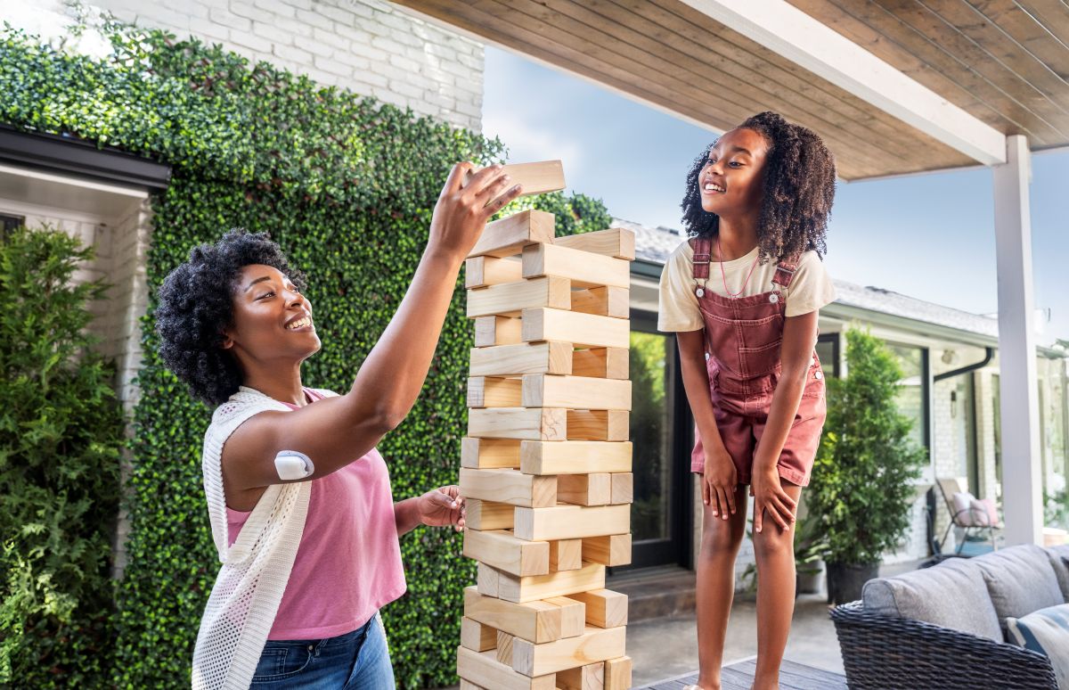Ein Podder spielt Jumbo Jenga mit seiner Tochter