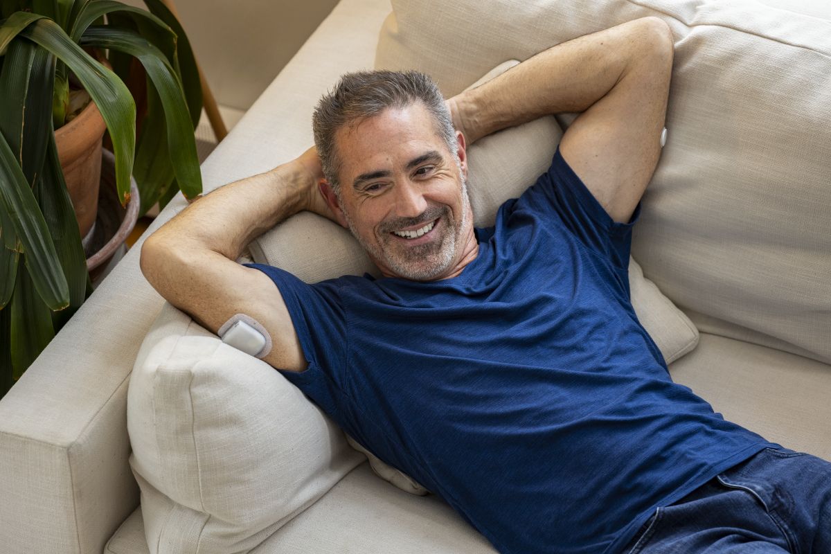 Podder wearing an Omnipod, lounging on the sofa
