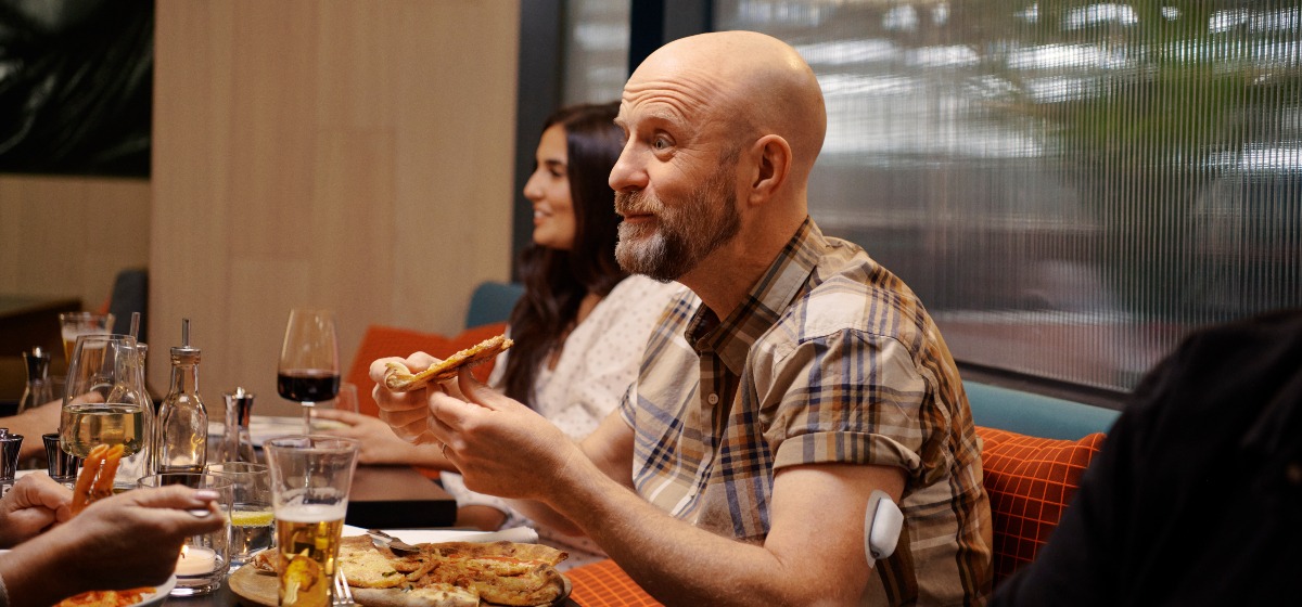 Omnipod Podder eating pizza with a group during date night