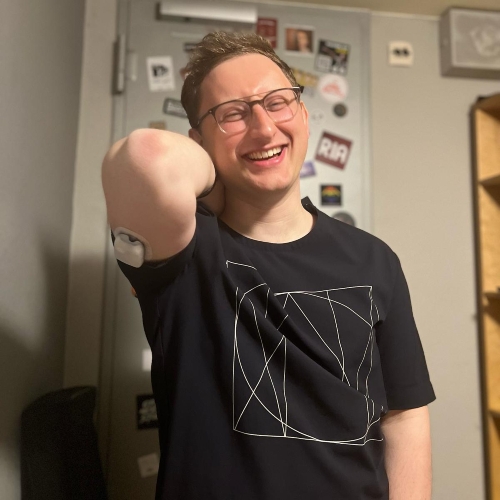 Omnipod Podder, Samuel Rosch, holding his right arm up showing his Pod.